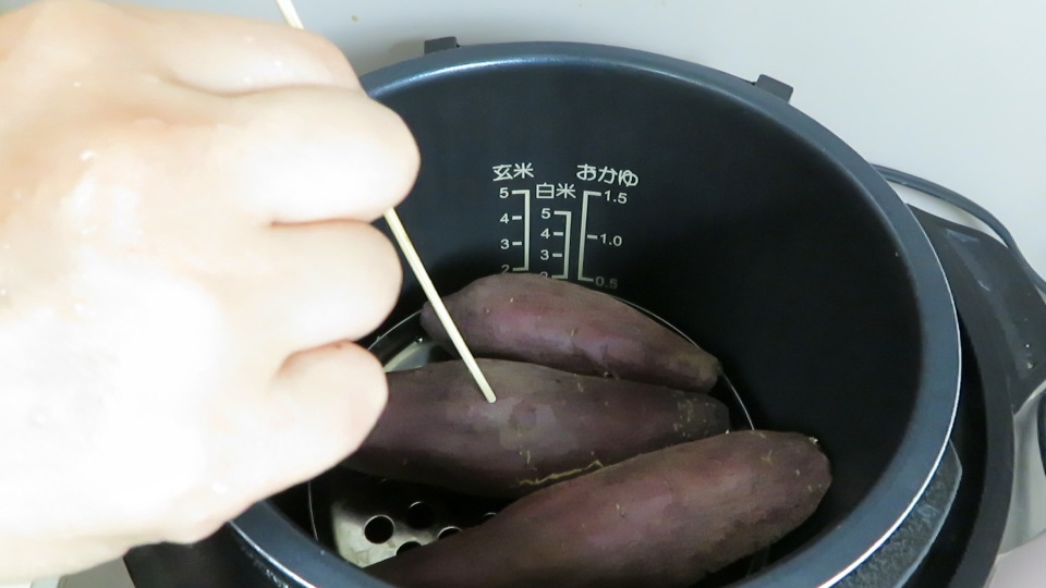 圧力鍋で超時短 ! 揚げないカリカリ・ホクホク大学芋の作り方