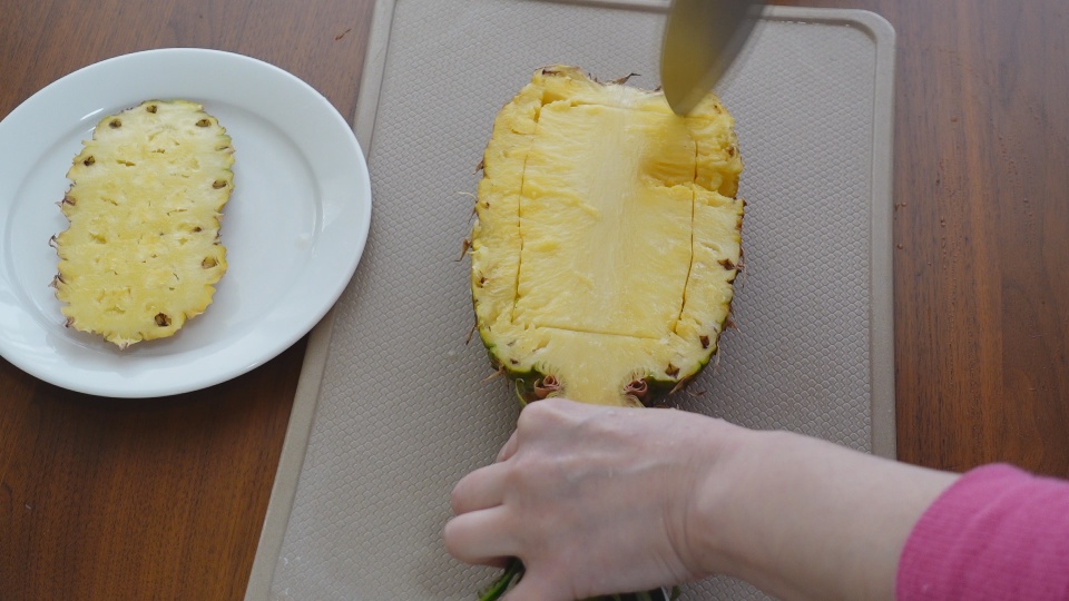 南国風パイナップルの切り方